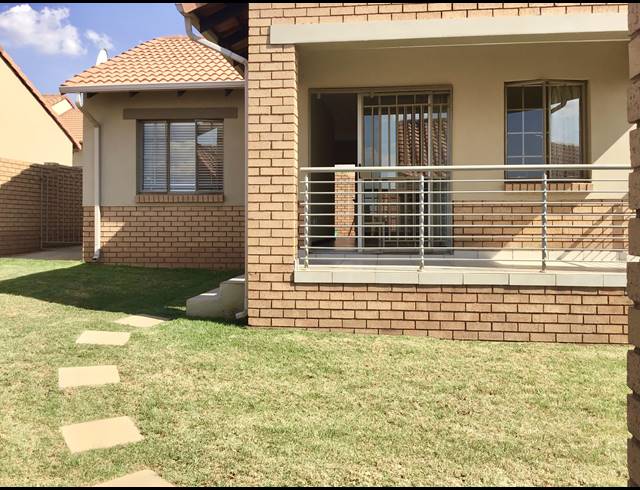 3 BEDROOM TOWNHOUSE FOR SALE IN MOOIKLOOF RIDGE